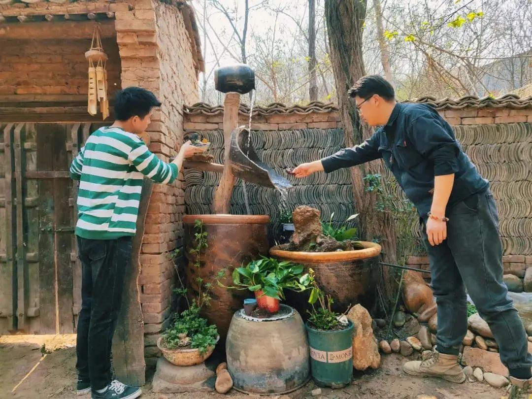 西安鱼池放鱼活动助力水生生态繁荣，共筑美好家园